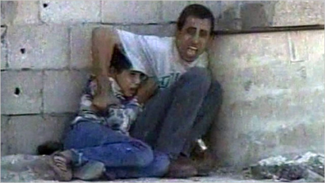 الشهيد الطفل محمد الدرة في حضن والده جمال  